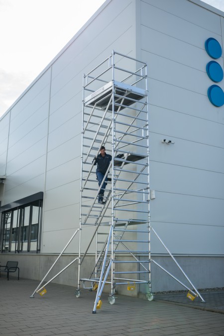 Echafaudage roulant avec échelles inclinées et stabilisateurs