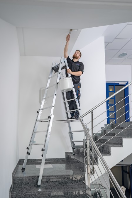 Escabeau double à barreaux utilisable sur escaliers